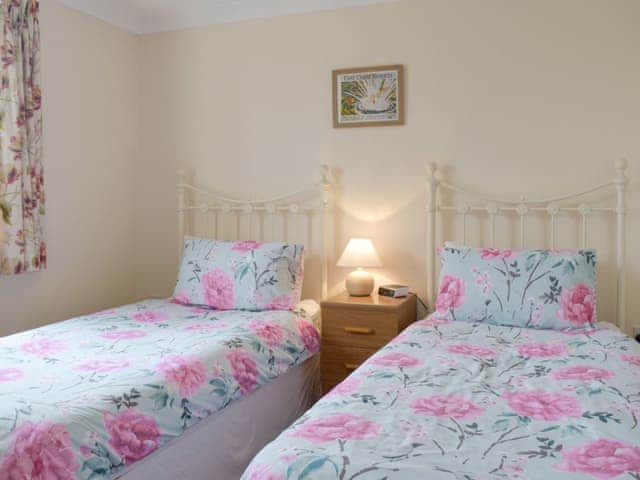 Comfortable twin bedroom | Carol&rsquo;s Cottage - Vale Farm Cottages, Wenhaston, near Southwold