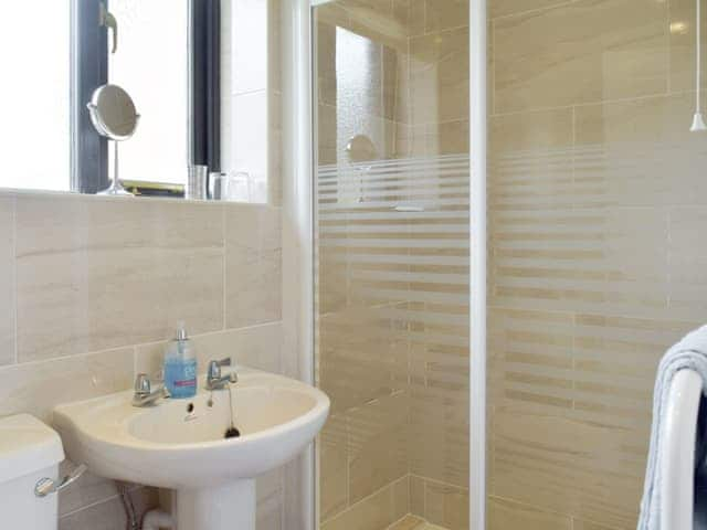 En-suite shower room with walk-in shower cubicle | Carol&rsquo;s Cottage - Vale Farm Cottages, Wenhaston, near Southwold