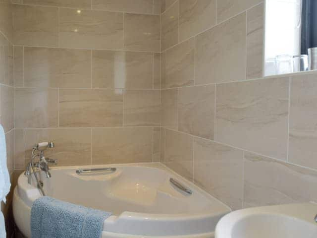 Bathroom with corner bath | Carol&rsquo;s Cottage - Vale Farm Cottages, Wenhaston, near Southwold