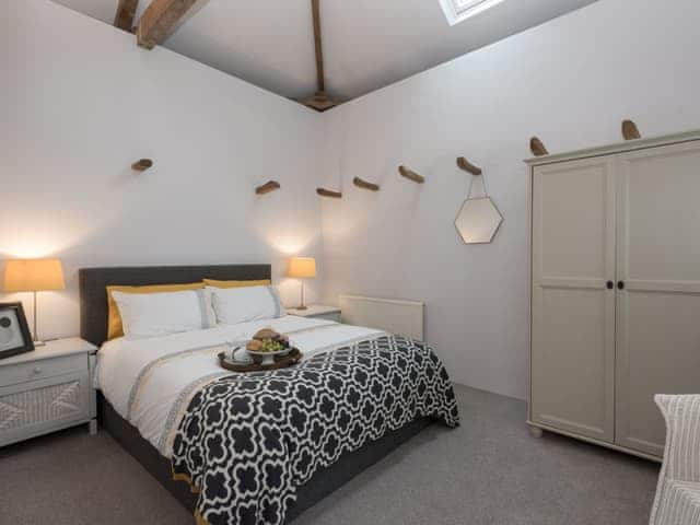 Kingsize bedroom | Heron Barn, Lamas, near Buxton