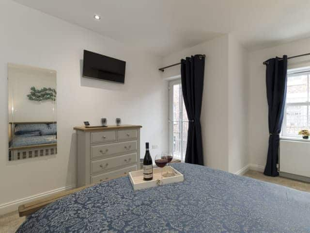 Double bedroom with en-suite | A Stone&rsquo;s Throw, Whitby