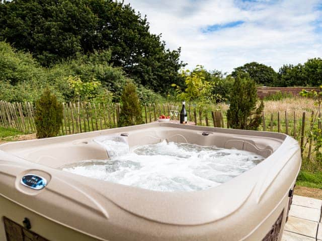 Hot tub | Bay - Buttercup Barn Retreats, Wootton Bridge