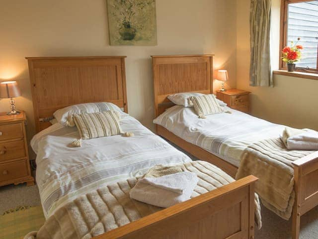 Comfortable twin bedroom with en-suite wet room | Henry&rsquo;s Barn - Old Hall Farm Cottages, Walpole, near Halesworth