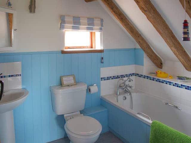 Family bathroom | Henry&rsquo;s Barn - Old Hall Farm Cottages, Walpole, near Halesworth