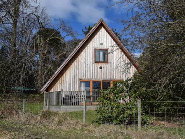 Quirky timber-faced holiday cottage | Lime Tree Cottage - Inzievar, Oakley, near Dunfermline