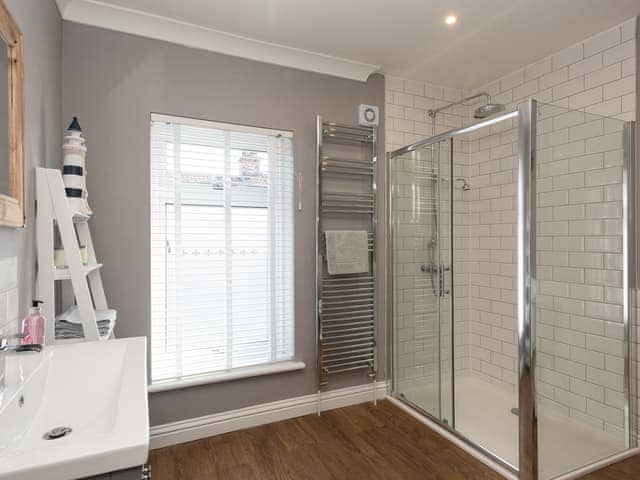 Lovely bathroom with separate shower cubicle | Amelia House, Sheringham