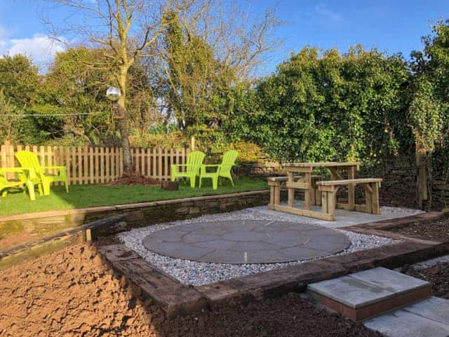 Enclosed garden with seating | The Old Sawmill @ Sunnyside, Trevelmond, near Liskeard