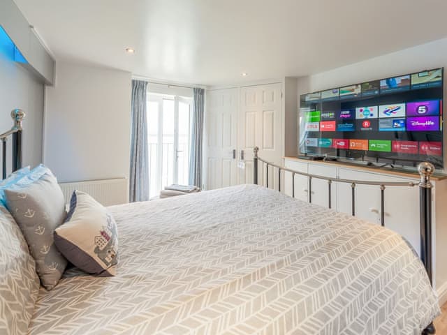 Well presented double bedroom with smart tv | Shoreline, Appledore