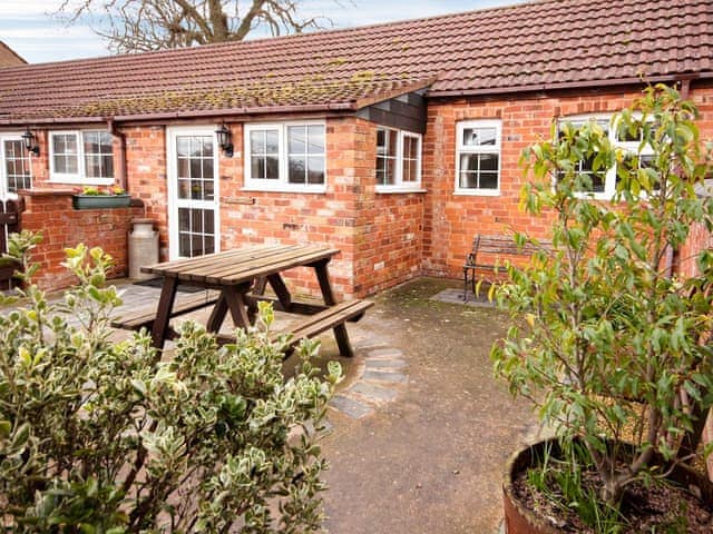 Enclosed sitting-out area | Brown Snout - The Old Kennels Holidays, Ledbury