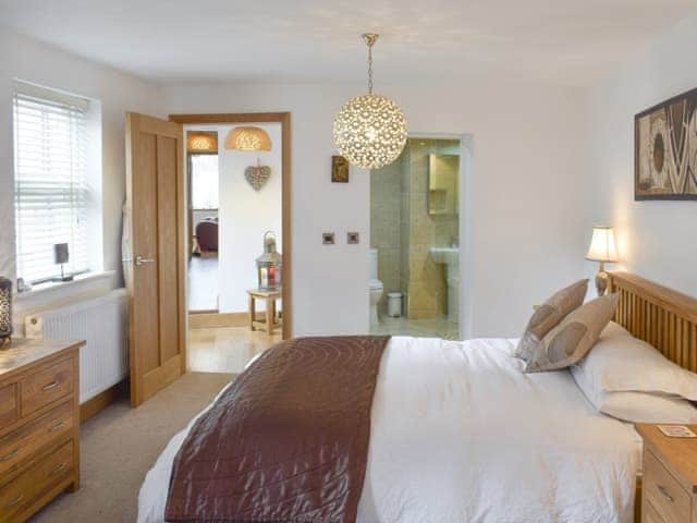 Peaceful double bedroom with en-suite | Alice&rsquo;s Place, Whitby