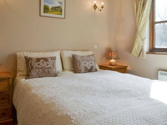 Relaxing double bedroom with en-suite | Stocks Tree Cottage, Preston Wynne