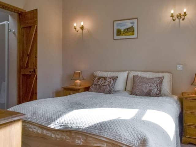 Peaceful double bedroom with en-suite | Stocks Tree Cottage, Preston Wynne