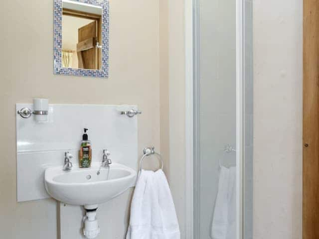 En-suite shower room | Stocks Tree Cottage, Preston Wynne