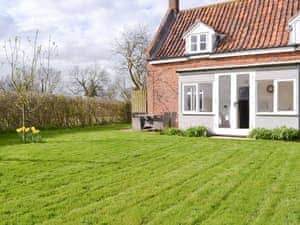 Delightful holiday home with enclosed garden | Apple Tree Cottage, Near Holt