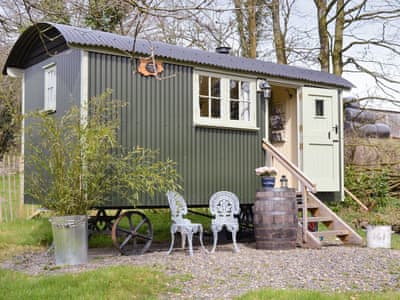 Characterful Shepherd’s Hut holiday home | Farmer Oak’s Hut, Dippertown, near Tavistock