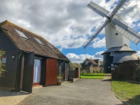 Attractive holiday home situated next to a historic windmill | Windmill Barn, Windmill Hill, near Hailsham