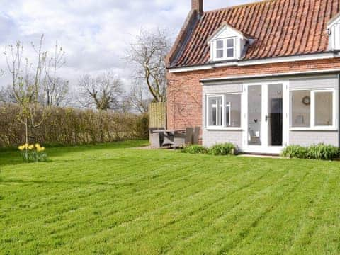 Delightful holiday home with enclosed garden | Apple Tree Cottage, Near Holt