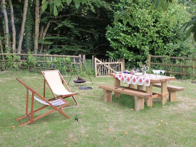 Garden area with outdoor furniture | Farmer Oak&rsquo;s Hut, Dippertown, near Tavistock