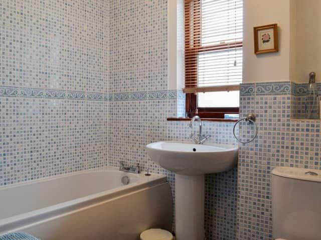 Bathroom with shower over the bath | Inglewood - Twentyman Court, Keswick