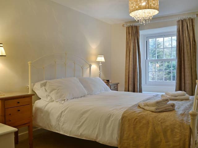 Elegantly decorated double bedroom with kingsize bed | Fellmere, Ambleside