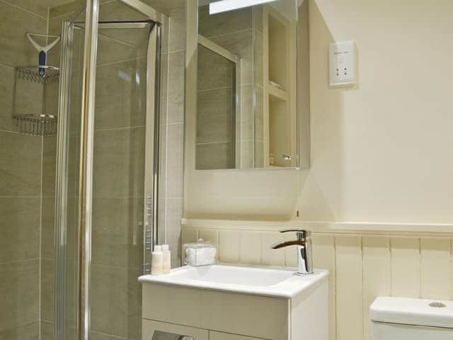 Well presented en-suite shower room | Fellmere, Ambleside