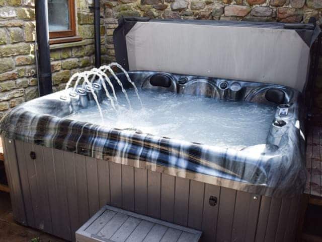 Hot tub | Tavern Cottage - Tavern Cottages, Newsham, near Richmond