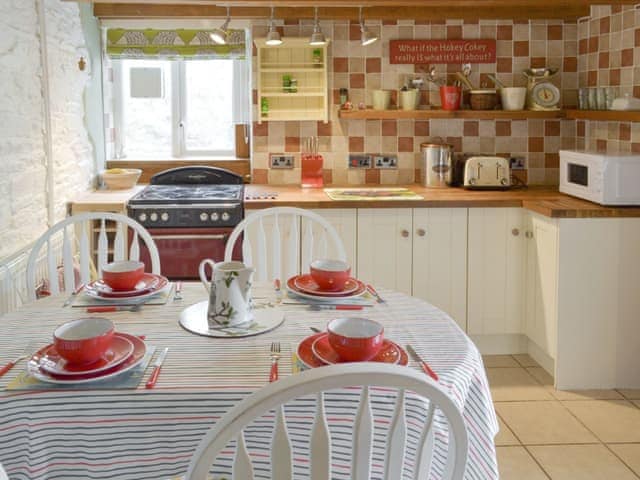 Charming well-equipped kitchen | Honeysuckle Bay Cottage, Brixham