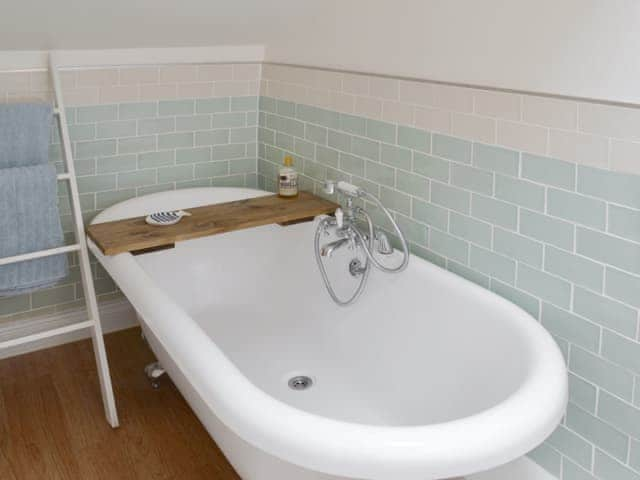 En-suite bathroom | Honeysuckle Bay Cottage, Brixham