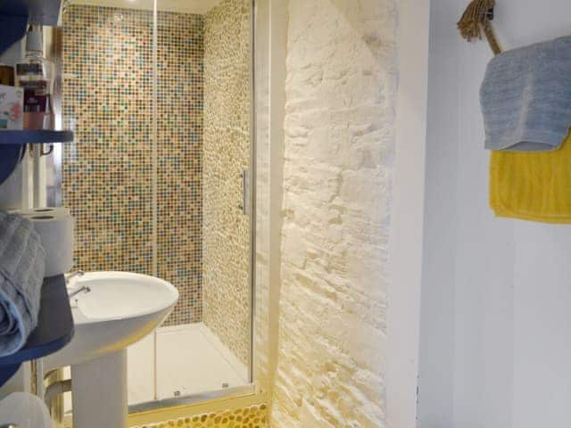 Modern shower room | Honeysuckle Bay Cottage, Brixham