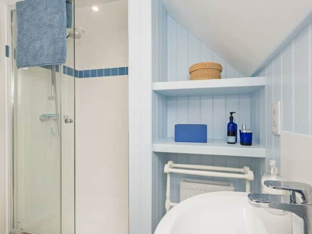 En-suite with shower cubicle | Ascot Villa, Sheringham