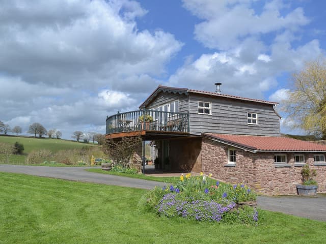 Lovely ’upside-down’ holiday cottage | Bugatti House, Bosbury, near Ledbury