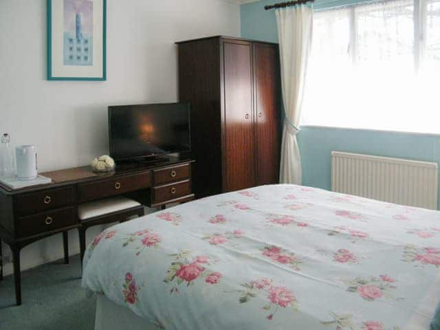 Double bedroom with beautiful furniture | The Willows, Hoveton, near Wroxham