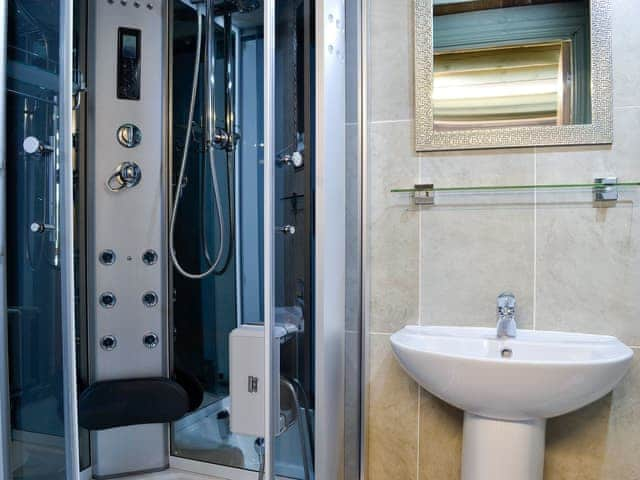 Shower room | Darci&rsquo;s Lodge - Doddick Farm Cottages, Threlkeld, near Keswick