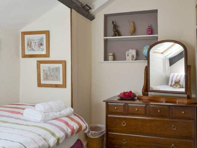 Peaceful single bedroom | Tom&rsquo;s Cottage, Dalton-in-Furness