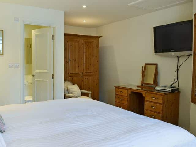 Charming en-suite double bedroom | The Coach House, Chulmleigh, near South Molton