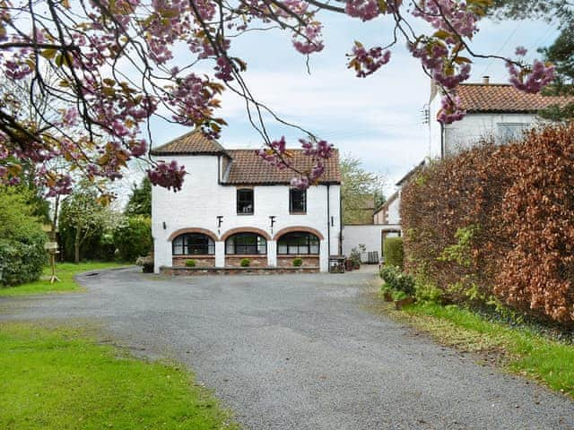 Renovated, spacious 18th century farm building | The Granary - Hopgrove Farm Cottages, York