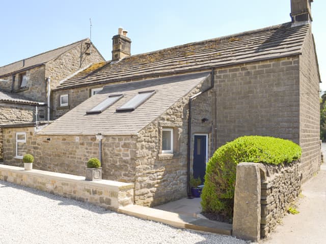 Attractive semi-detached stone-built holiday home | Blackcurrant Cottage at Stanton Ford Farm, Baslow, near Bakewell