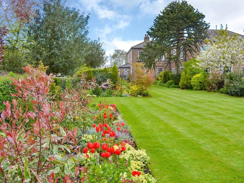 Beautifully maintained gardens | Lilac Tree Cottage, Murton, near York