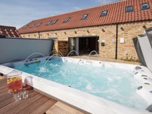 Relaxing hot tub outside of the luxurious barn conversion | Field Maple Barn - Ashlin Farm Barns, Dunholme, near Lincoln