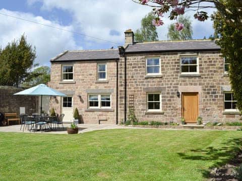 Beautiful and spacious holiday cottage | Cobbler&rsquo;s Cottage, Ripley, near Harrogate