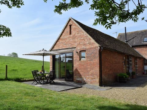 Lovely brick-built cottage with flagged patio area | Cressida - Bard&rsquo;s Barns, Lower Fulbrook, Warwick