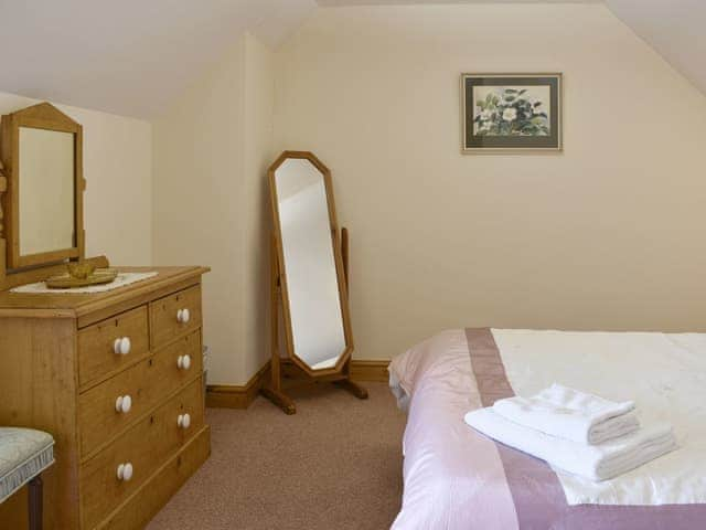 Peaceful en-suite double bedroom | Sawmill Cottage - The Old Timberyard, Puncknowle, near Dorchester