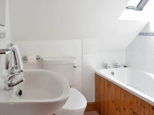 En-suite bathroom | Sawmill Cottage - The Old Timberyard, Puncknowle, near Dorchester