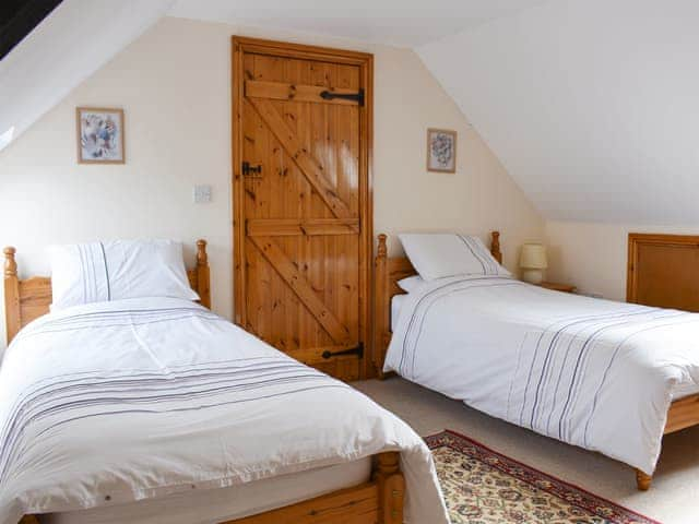 Twin beds within the en-suite triple bedroom | Sawmill Cottage - The Old Timberyard, Puncknowle, near Dorchester