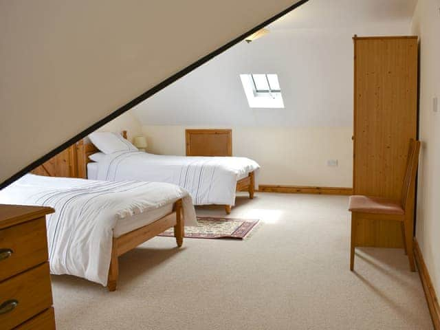 Good sized en-suite triple bedroom | Sawmill Cottage - The Old Timberyard, Puncknowle, near Dorchester