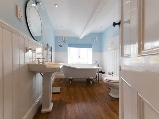 Bathroom | Clarendon House, Shanklin