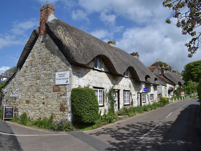 Local area | Harrys Hut, Brighstone, near Freshwater