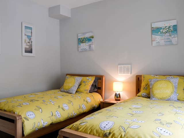 Twin bedroom | Club Cottage, Bowness-on-Windermere