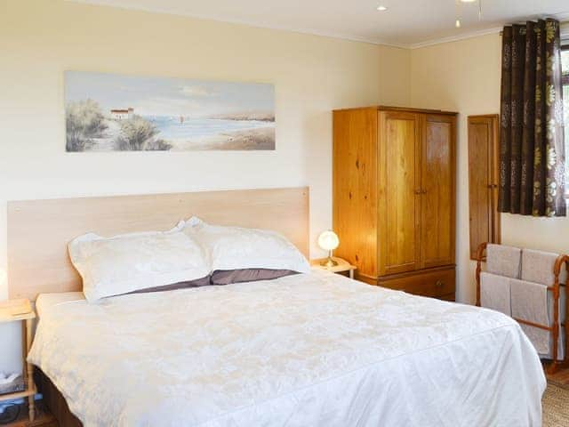 Comfortable double bed | Scholten Lodge, Pentonvale, near Roche