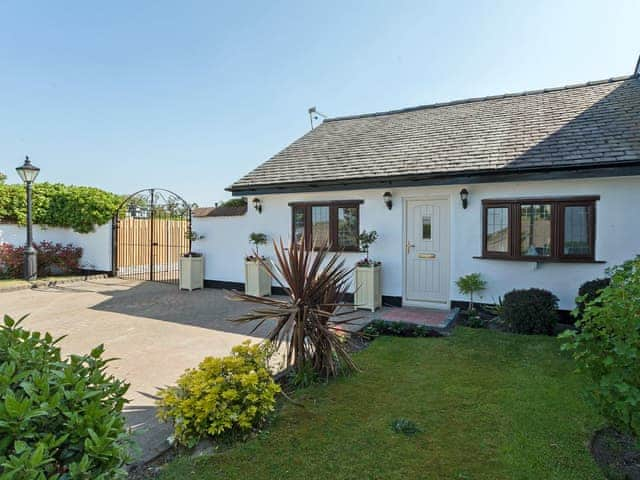 Beautifully presented semi-detached cottage | Buttercup Cottage, Halsall, near Ormskirk